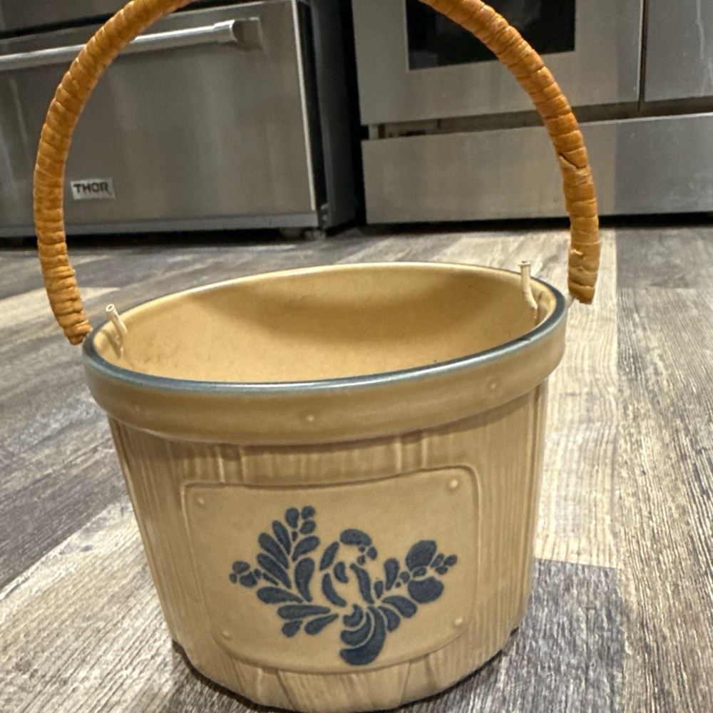 Pfaltzgraff Folk Art Tan and Navy Stoneware Floral Berry Basket - Picture 2 of 8